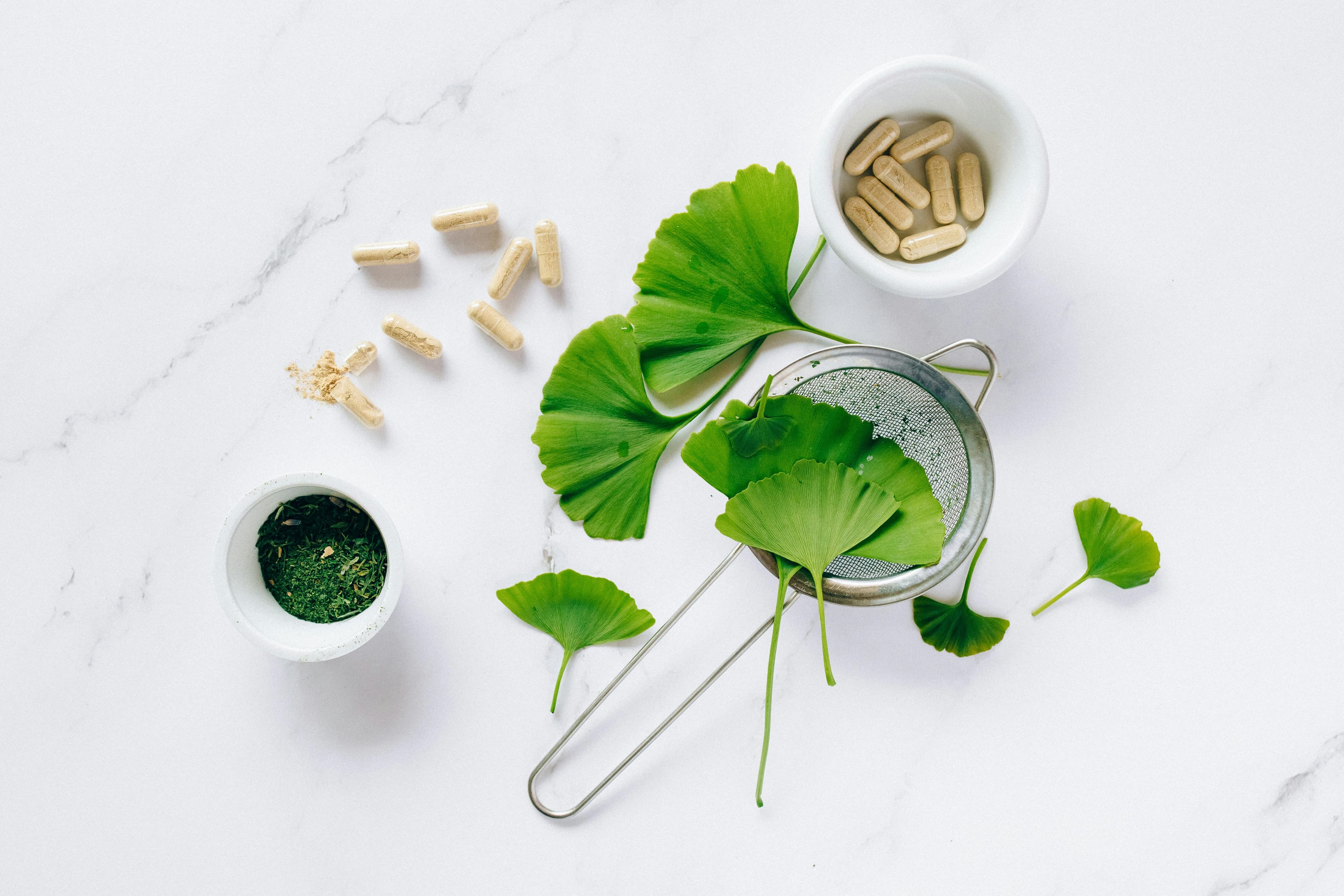 Cognitive-supporting ingredients including adaptogenic herbs, liposomal B12, and quercetin with zinc