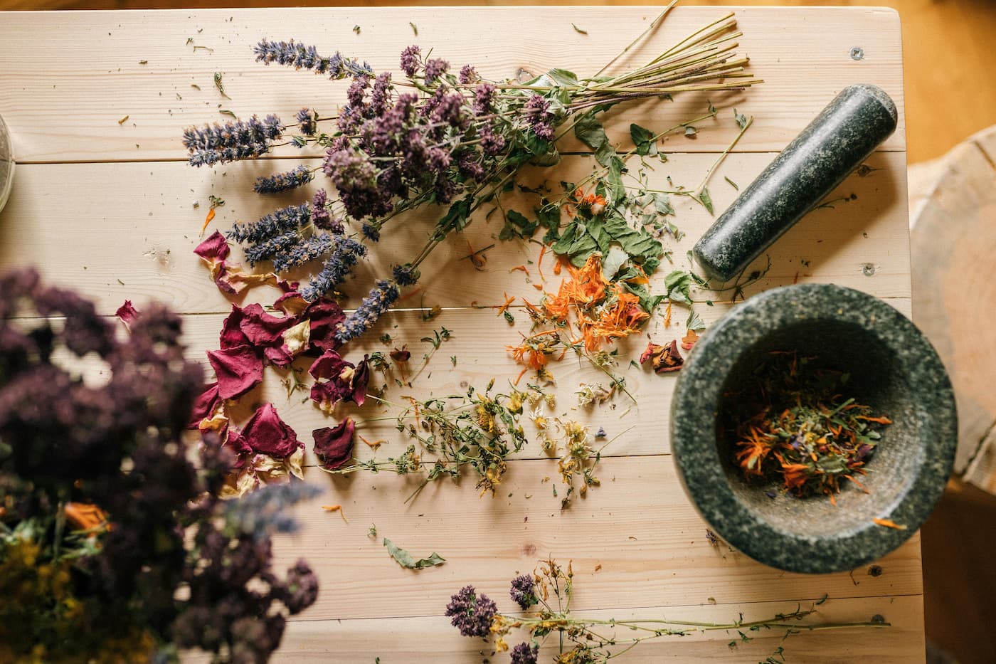 Natural digestive herbs and gut-supporting ingredients