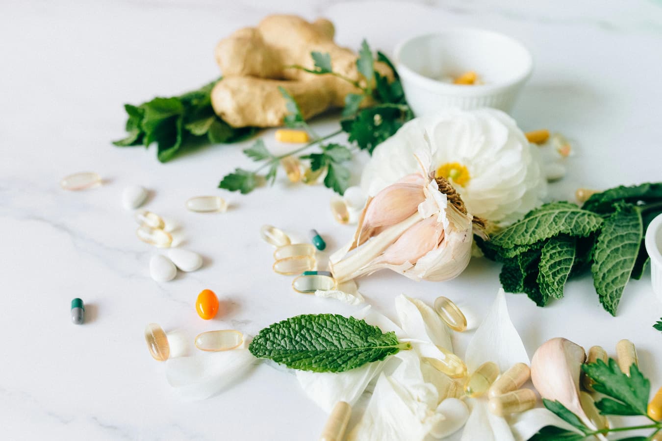 Natural stress-supporting ingredients including adaptogenic herbs, B vitamins, and magnesium